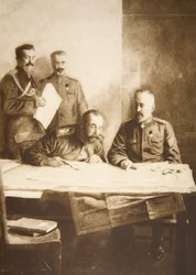 O imperador da Rússia com o grão-duque Nicolau na frente (foto sépia)